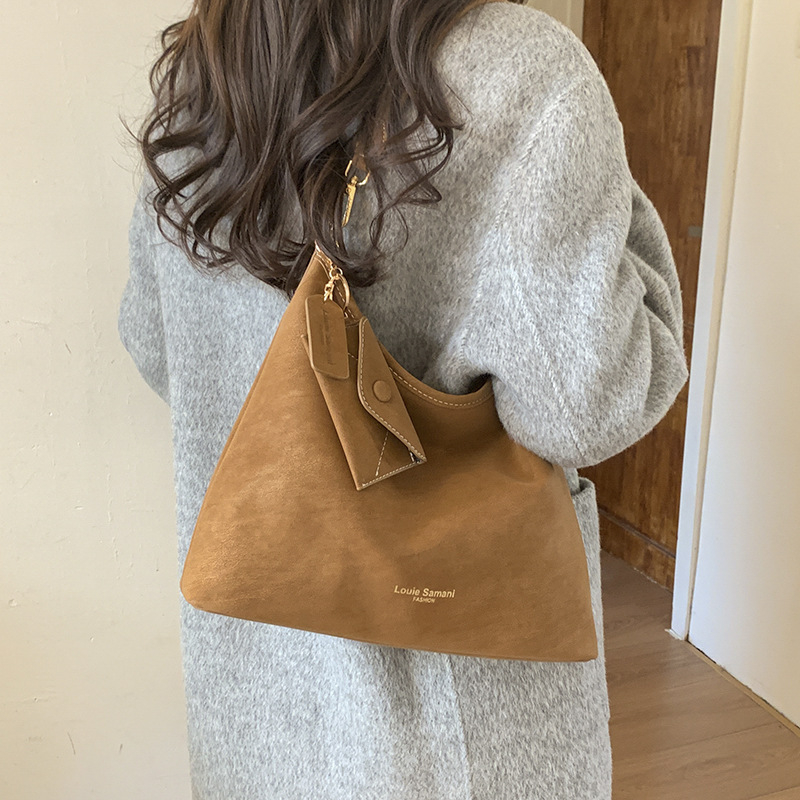 Geantă de tip găleată din PU pentru naveta zilnică, cu închidere magnetică, căptușeală din poliester, buzunare interne: buzunar cu fermoar, buzunar pentru telefon și buzunar pentru documente