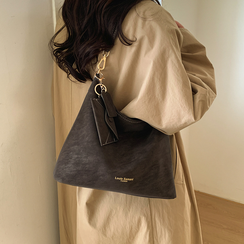 Geantă de tip găleată din PU pentru naveta zilnică, cu închidere magnetică, căptușeală din poliester, buzunare interne: buzunar cu fermoar, buzunar pentru telefon și buzunar pentru documente