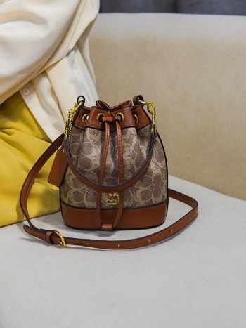 Geantă bucket din PVC pentru femei, închidere cu șnur, căptușeală poliester, curele duble