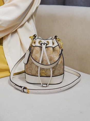 Geantă bucket din PVC pentru femei, închidere cu șnur, căptușeală poliester, curele duble