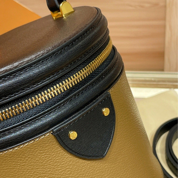 Geantă de damă pentru subraț din piele naturală – formă orizontală pătrată, închidere cu fermoar, compartimente interioare: buzunar cu fermoar, buzunar pentru card/CI, buzunar laminat. Primăvara 2025.