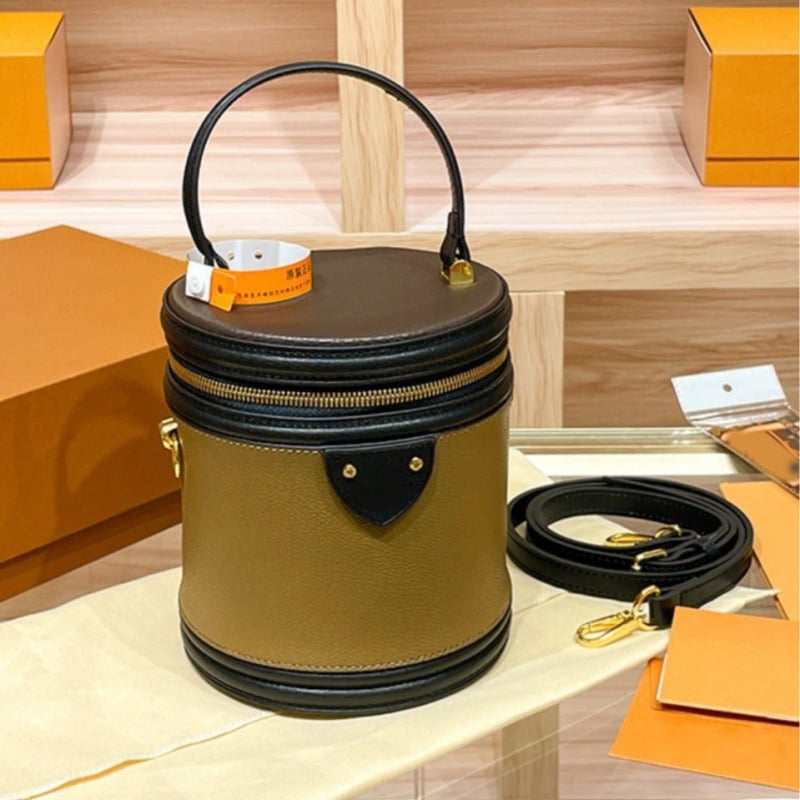 Geantă de damă pentru subraț din piele naturală – formă orizontală pătrată, închidere cu fermoar, compartimente interioare: buzunar cu fermoar, buzunar pentru card/CI, buzunar laminat. Primăvara 2025.