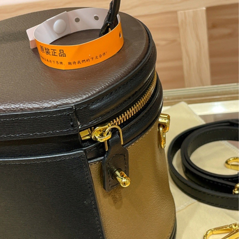 Geantă de damă pentru subraț din piele naturală – formă orizontală pătrată, închidere cu fermoar, compartimente interioare: buzunar cu fermoar, buzunar pentru card/CI, buzunar laminat. Primăvara 2025.