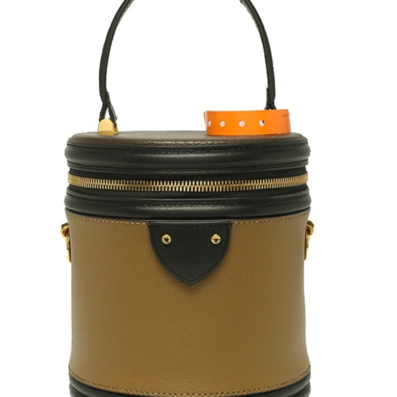 Geantă de damă pentru subraț din piele naturală – formă orizontală pătrată, închidere cu fermoar, compartimente interioare: buzunar cu fermoar, buzunar pentru card/CI, buzunar laminat. Primăvara 2025.