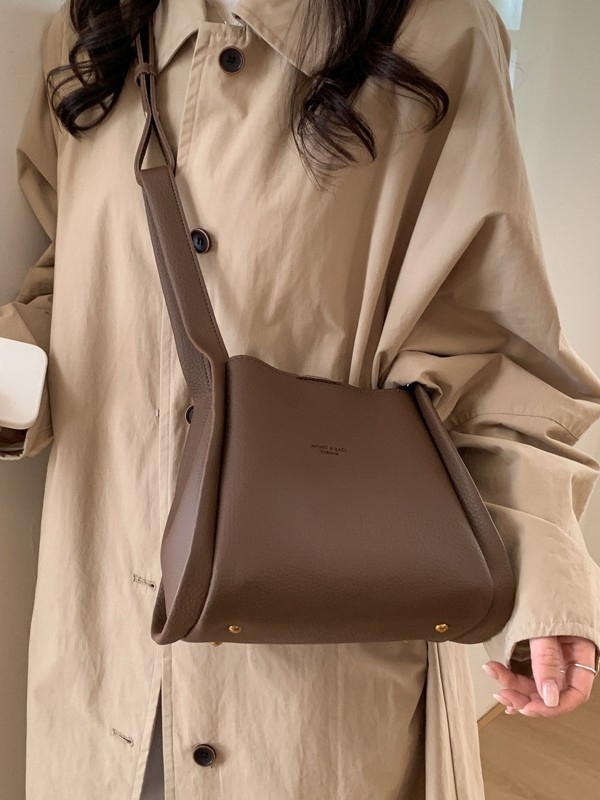 Enzun geantă bucket din piele ecologică — stil retro, lansare toamnă 2025. Formă de găleată, închidere magnetică. Interior: buzunar cu fermoar, buzunar pentru telefon, buzunar pentru documente, buzunar pentru aparat foto. Căptușeală PU. Cu capac. Curea de 