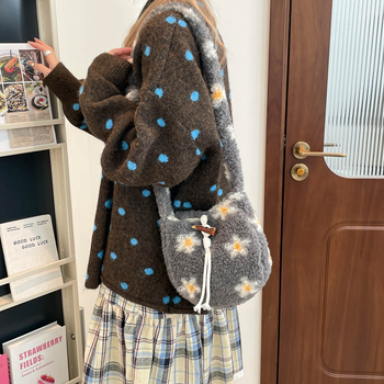 Geantă tip găleată din blană pufoasă, model floral, închidere cu nasture, buzunar pentru telefon