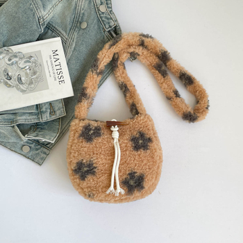 Geantă tip găleată din blană pufoasă, model floral, închidere cu nasture, buzunar pentru telefon