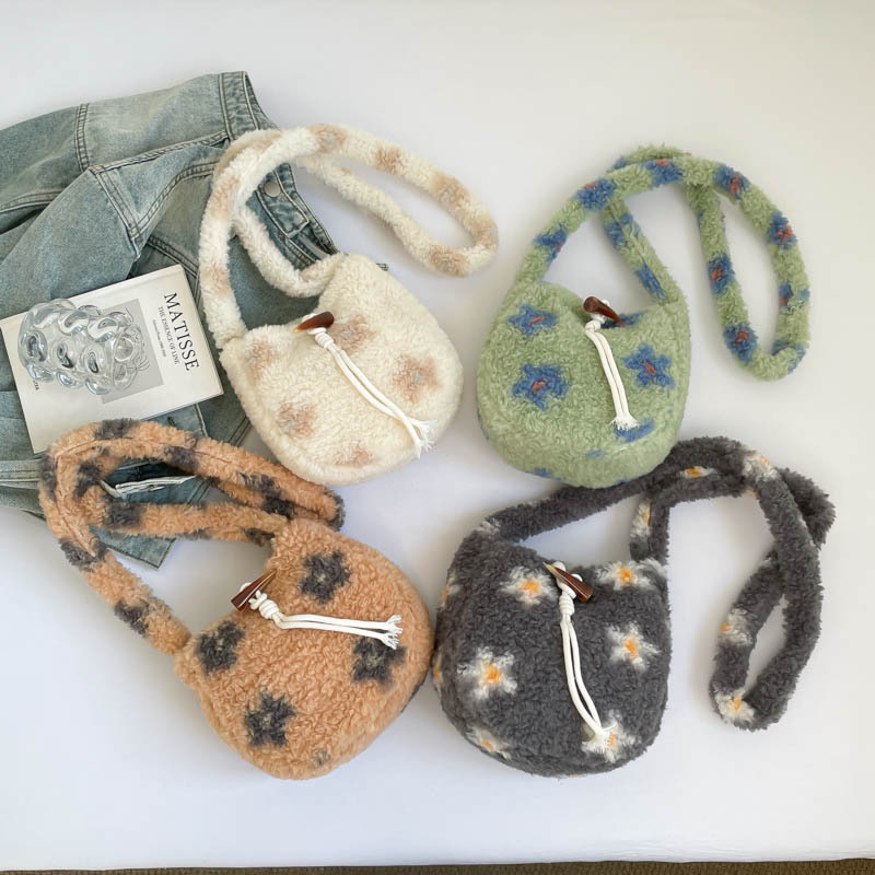 Geantă tip găleată din blană pufoasă, model floral, închidere cu nasture, buzunar pentru telefon