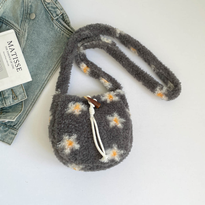 Geantă tip găleată din blană pufoasă, model floral, închidere cu nasture, buzunar pentru telefon