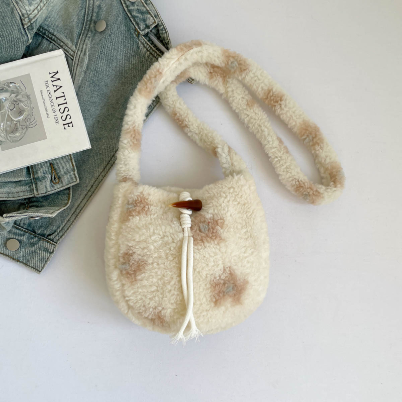 Geantă tip găleată din blană pufoasă, model floral, închidere cu nasture, buzunar pentru telefon