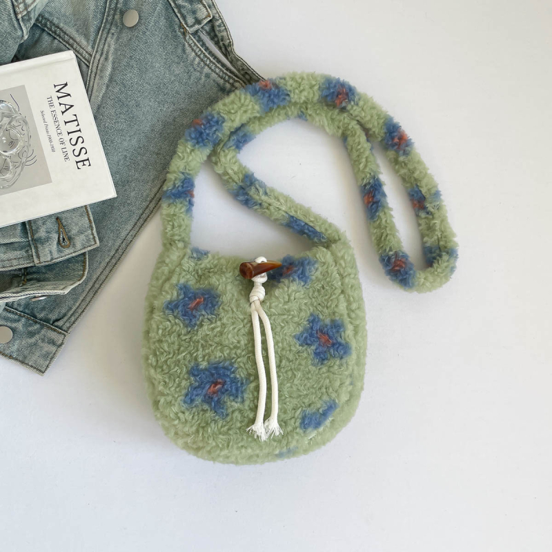 Geantă tip găleată din blană pufoasă, model floral, închidere cu nasture, buzunar pentru telefon