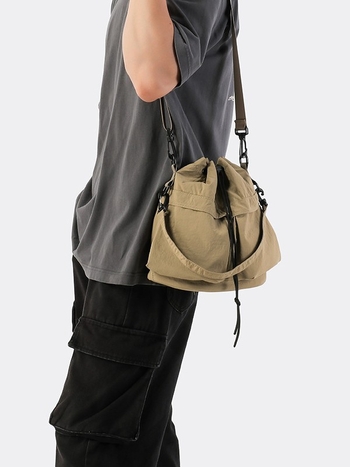 Geantă bucket din nylon cu închidere cu șnur, căptușeală poliester, buzunare interioare pentru telefon și documente, stil japonez-coreean