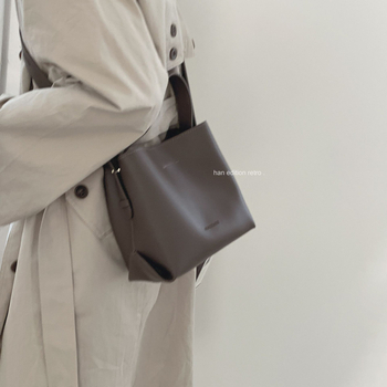 Geantă tip găleată din PU, stil urban simplu, închidere magnetică, căptușeală din poliester, curea de umăr simplă