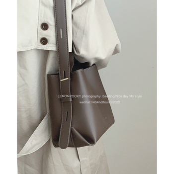 Geantă tip găleată din PU, stil urban simplu, închidere magnetică, căptușeală din poliester, curea de umăr simplă