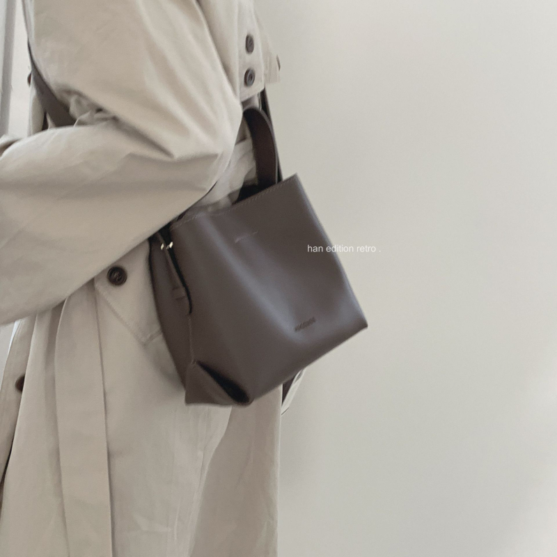 Geantă tip găleată din PU, stil urban simplu, închidere magnetică, căptușeală din poliester, curea de umăr simplă