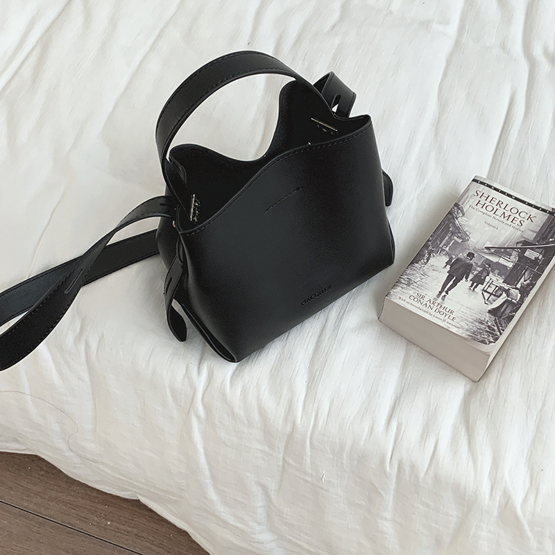 Geantă tip găleată din PU, stil urban simplu, închidere magnetică, căptușeală din poliester, curea de umăr simplă