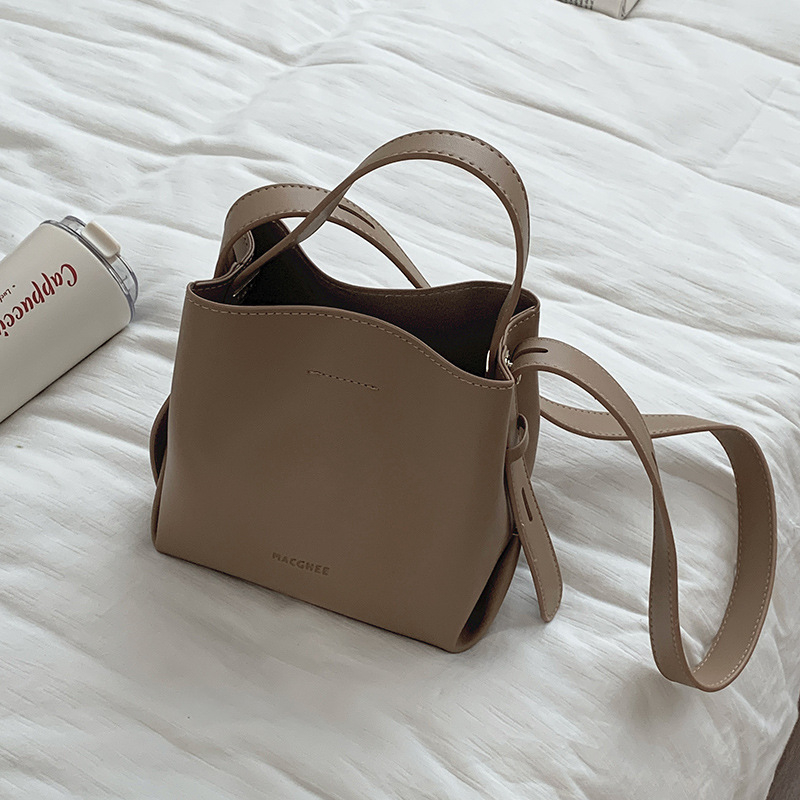 Geantă tip găleată din PU, stil urban simplu, închidere magnetică, căptușeală din poliester, curea de umăr simplă