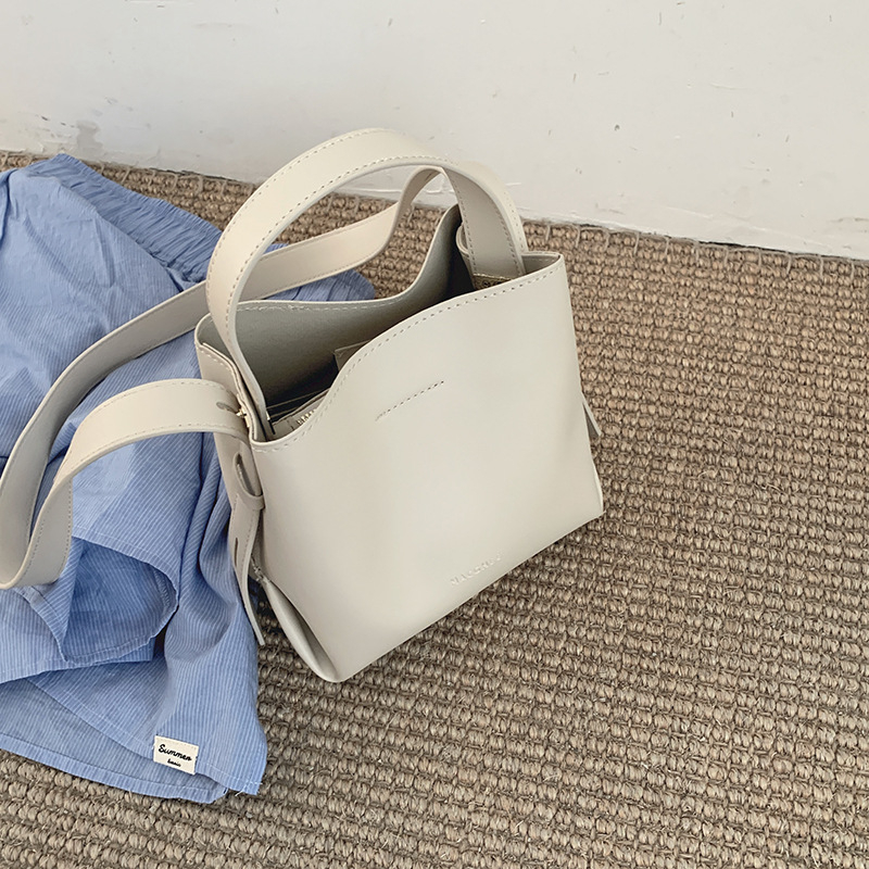 Geantă tip găleată din PU, stil urban simplu, închidere magnetică, căptușeală din poliester, curea de umăr simplă