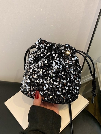 PU bucket bag, unutarnja podstava od najlona, otvaranje šnira, unutarnji džep na zip, mekana konstrukcija, jedna naramenica — jesen 2025