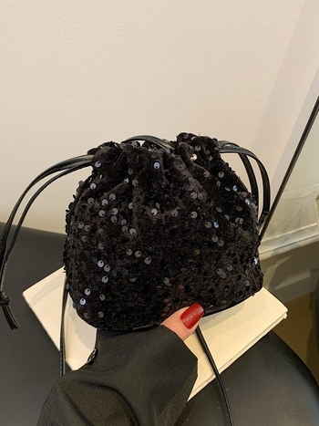 PU bucket bag, unutarnja podstava od najlona, otvaranje šnira, unutarnji džep na zip, mekana konstrukcija, jedna naramenica — jesen 2025