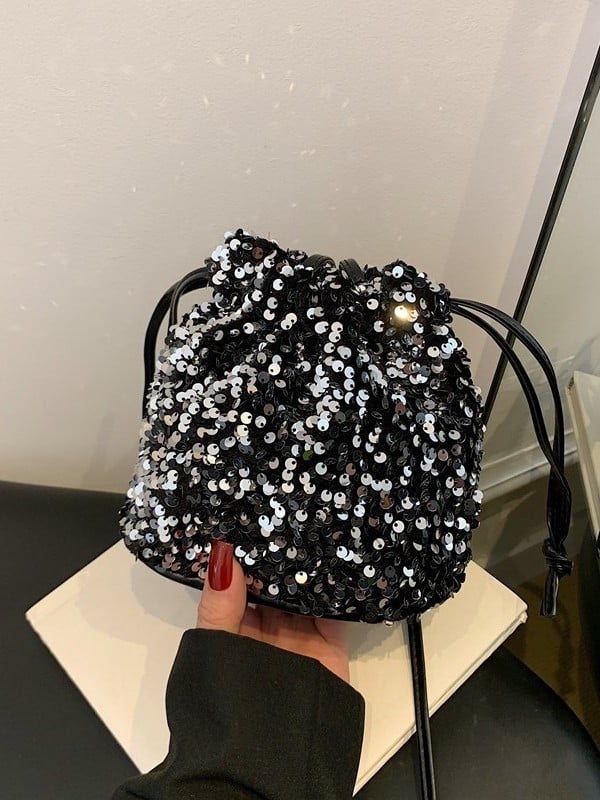 PU bucket bag, unutarnja podstava od najlona, otvaranje šnira, unutarnji džep na zip, mekana konstrukcija, jedna naramenica — jesen 2025