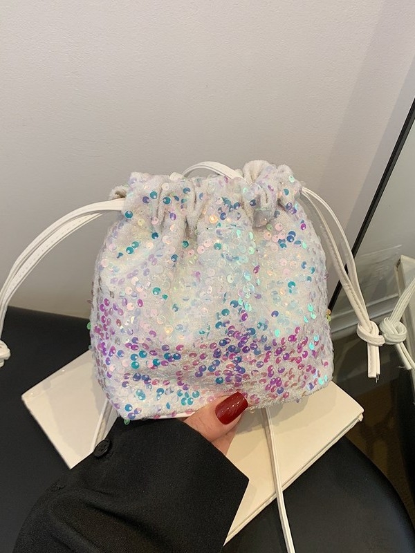 PU bucket bag, unutarnja podstava od najlona, otvaranje šnira, unutarnji džep na zip, mekana konstrukcija, jedna naramenica — jesen 2025