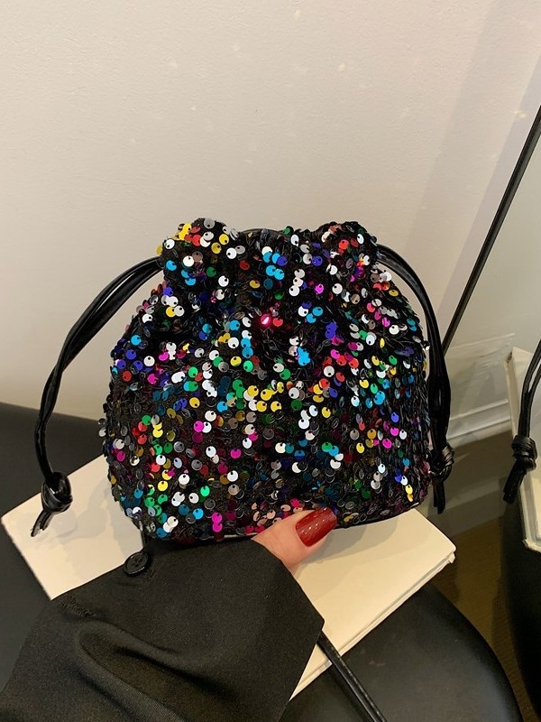 PU bucket bag, unutarnja podstava od najlona, otvaranje šnira, unutarnji džep na zip, mekana konstrukcija, jedna naramenica — jesen 2025