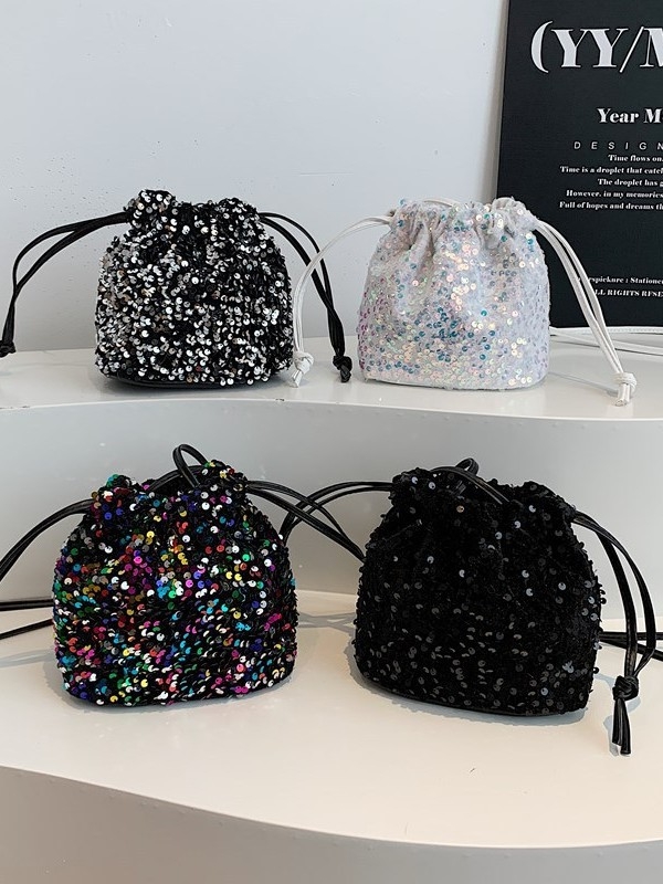 PU bucket bag, unutarnja podstava od najlona, otvaranje šnira, unutarnji džep na zip, mekana konstrukcija, jedna naramenica — jesen 2025