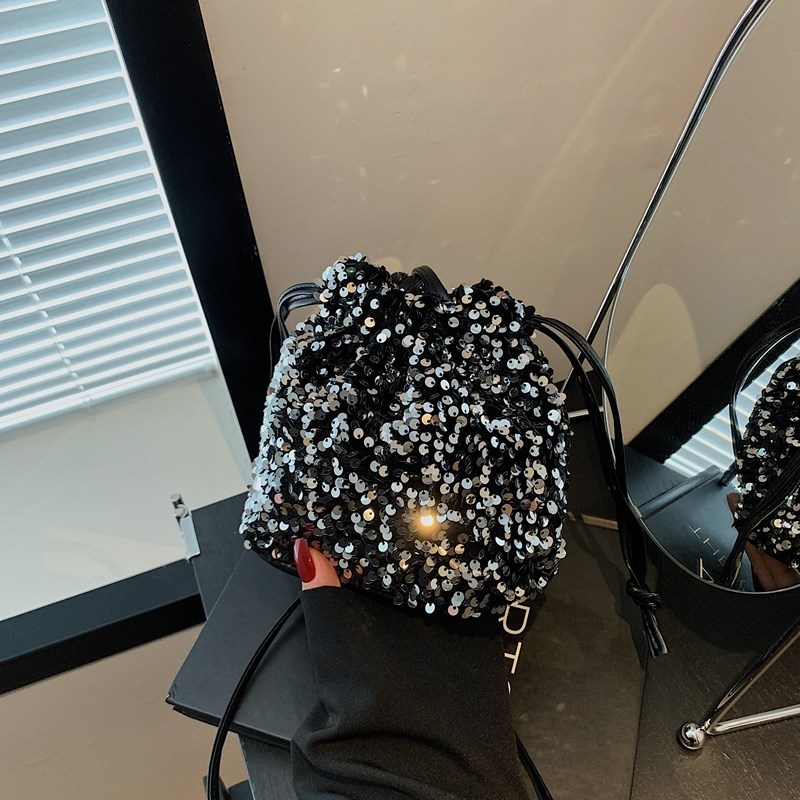 PU bucket bag, unutarnja podstava od najlona, otvaranje šnira, unutarnji džep na zip, mekana konstrukcija, jedna naramenica — jesen 2025