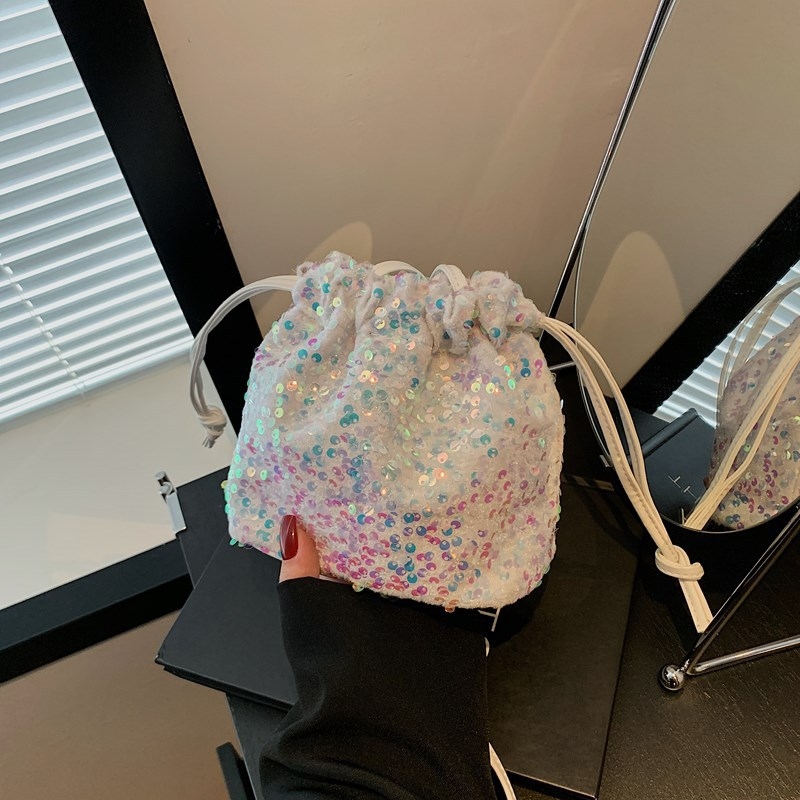 PU bucket bag, unutarnja podstava od najlona, otvaranje šnira, unutarnji džep na zip, mekana konstrukcija, jedna naramenica — jesen 2025