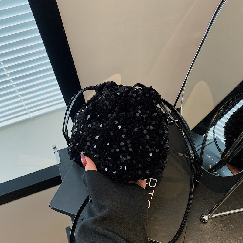 PU bucket bag, unutarnja podstava od najlona, otvaranje šnira, unutarnji džep na zip, mekana konstrukcija, jedna naramenica — jesen 2025