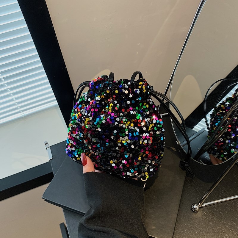 PU bucket bag, unutarnja podstava od najlona, otvaranje šnira, unutarnji džep na zip, mekana konstrukcija, jedna naramenica — jesen 2025