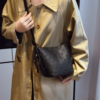 Geantă bucket din piele PU, stil urban minimalist, închidere magnetică, căptușeală sintetică, buzunar pentru telefon, toamnă 2025