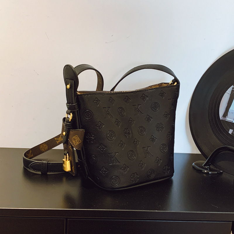 Geantă bucket din piele PU, stil urban minimalist, închidere magnetică, căptușeală sintetică, buzunar pentru telefon, toamnă 2025