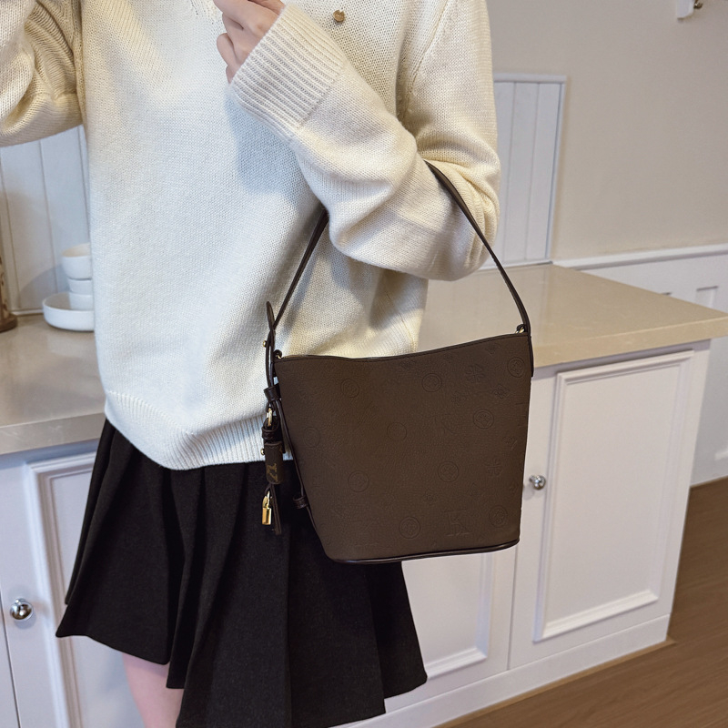 Geantă bucket din piele PU, stil urban minimalist, închidere magnetică, căptușeală sintetică, buzunar pentru telefon, toamnă 2025