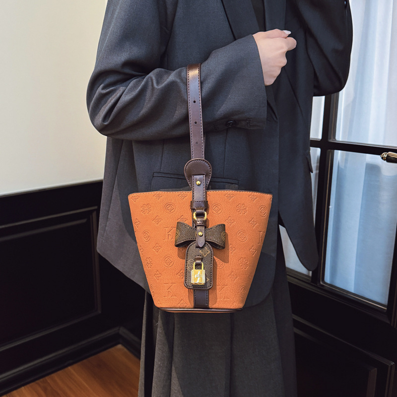 Geantă bucket din piele PU, stil urban minimalist, închidere magnetică, căptușeală sintetică, buzunar pentru telefon, toamnă 2025