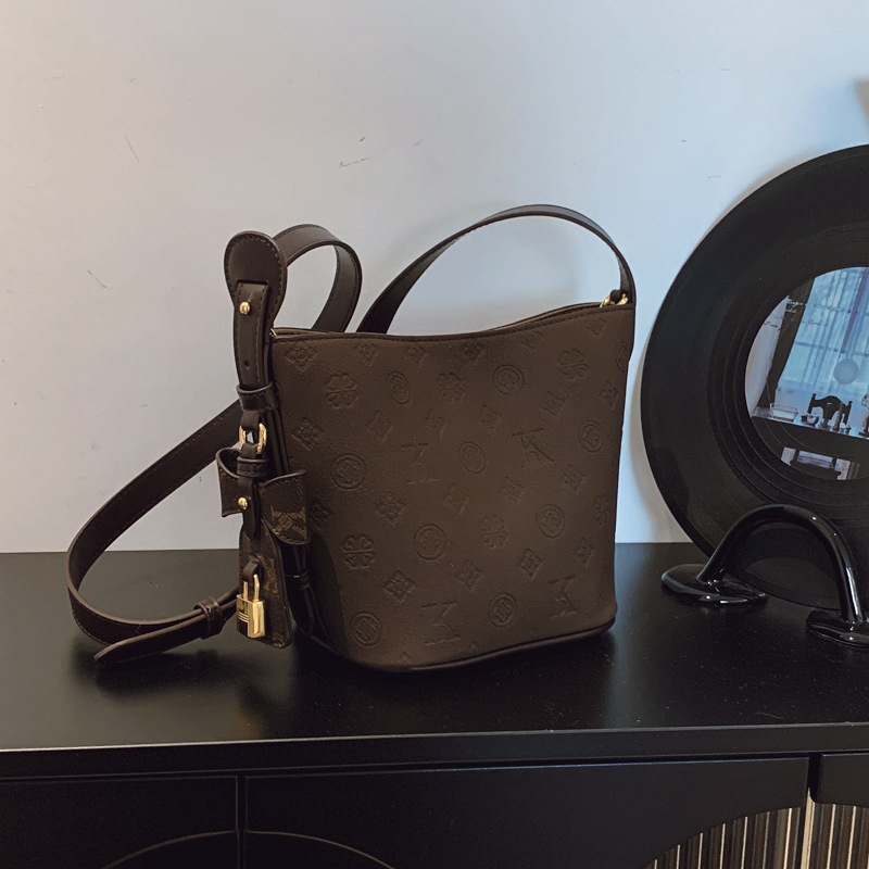 Geantă bucket din piele PU, stil urban minimalist, închidere magnetică, căptușeală sintetică, buzunar pentru telefon, toamnă 2025