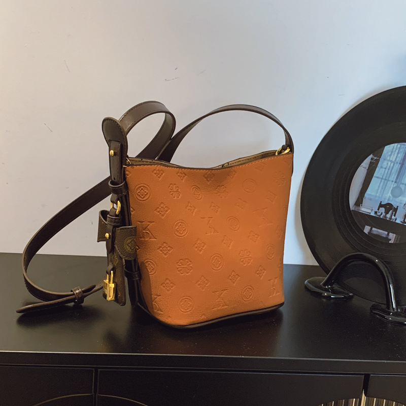 Geantă bucket din piele PU, stil urban minimalist, închidere magnetică, căptușeală sintetică, buzunar pentru telefon, toamnă 2025