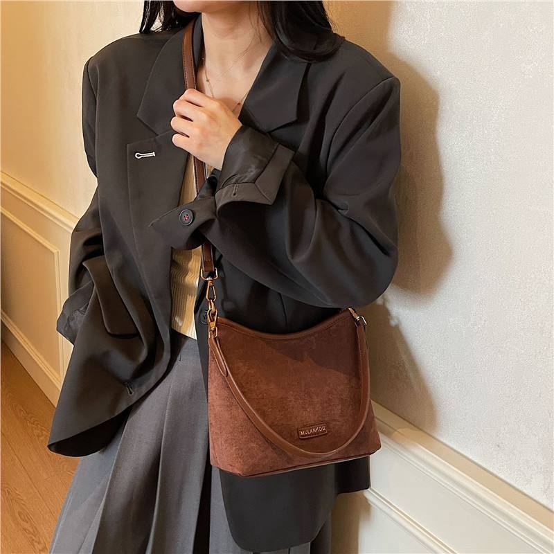 Geantă bucket pentru femei, imprimeu leopard, stil urban minimalist, material Super Fiber, formă bucket, închidere cu fermoar, căptușeală poliester, buzunar intern cu fermoar