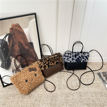 Torbica od PU materijala tipa kanta s leopardim uzorkom i plišastom teksturom, zatvaranje šnurlom i crossbody naramenica