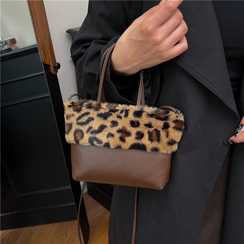 Torbica od PU materijala tipa kanta s leopardim uzorkom i plišastom teksturom, zatvaranje šnurlom i crossbody naramenica