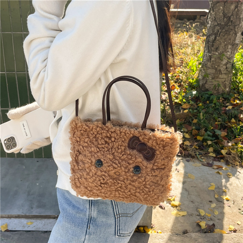 Torbica od PU materijala tipa kanta s leopardim uzorkom i plišastom teksturom, zatvaranje šnurlom i crossbody naramenica
