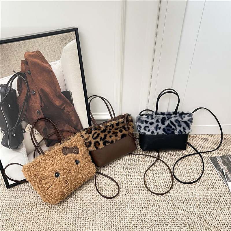 Torbica od PU materijala tipa kanta s leopardim uzorkom i plišastom teksturom, zatvaranje šnurlom i crossbody naramenica