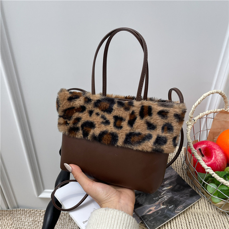 Torbica od PU materijala tipa kanta s leopardim uzorkom i plišastom teksturom, zatvaranje šnurlom i crossbody naramenica