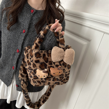 Plyšová kabelka s leopardím vzorom Kitty, cylindrického tvaru, magnetické zapínanie, vnútorná zipsová kapsa, zimná verzia 2025