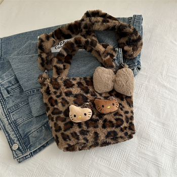 Plyšová kabelka s leopardím vzorom Kitty, cylindrického tvaru, magnetické zapínanie, vnútorná zipsová kapsa, zimná verzia 2025