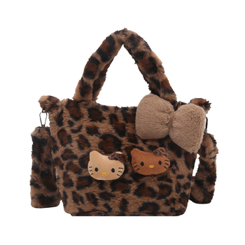 Plyšová kabelka s leopardím vzorom Kitty, cylindrického tvaru, magnetické zapínanie, vnútorná zipsová kapsa, zimná verzia 2025