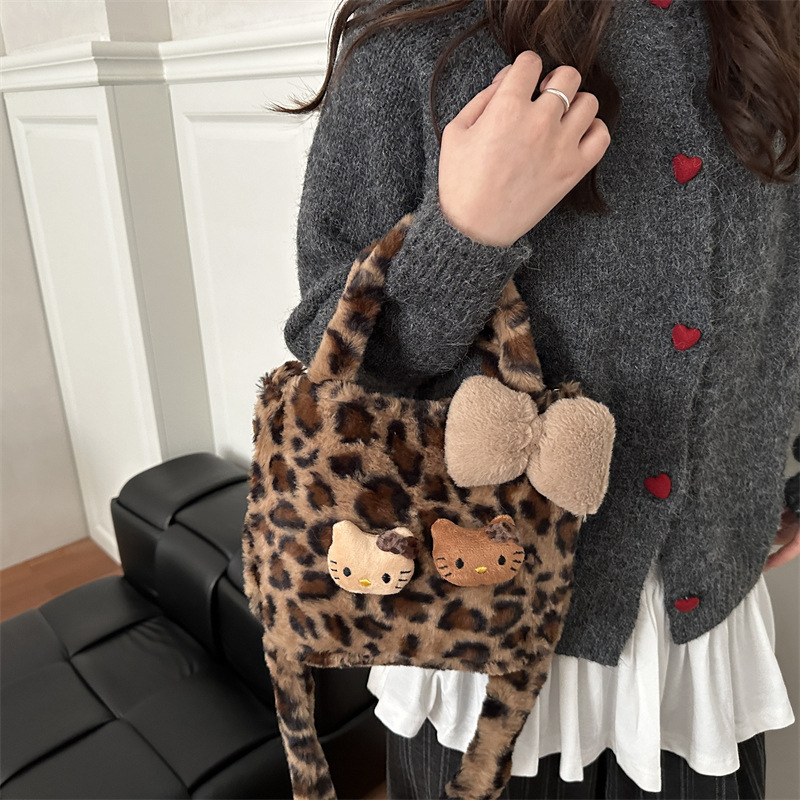 Plyšová kabelka s leopardím vzorom Kitty, cylindrického tvaru, magnetické zapínanie, vnútorná zipsová kapsa, zimná verzia 2025