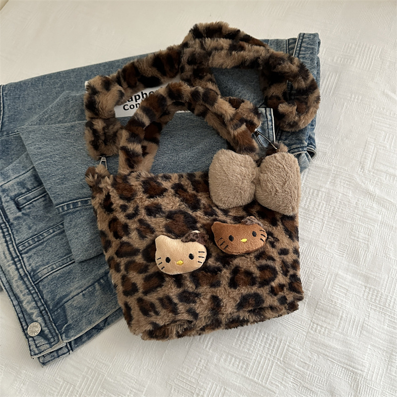 Plyšová kabelka s leopardím vzorom Kitty, cylindrického tvaru, magnetické zapínanie, vnútorná zipsová kapsa, zimná verzia 2025
