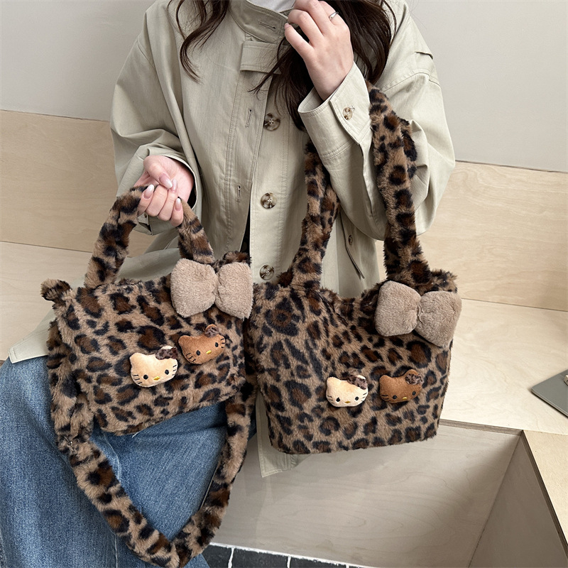Plyšová kabelka s leopardím vzorom Kitty, cylindrického tvaru, magnetické zapínanie, vnútorná zipsová kapsa, zimná verzia 2025